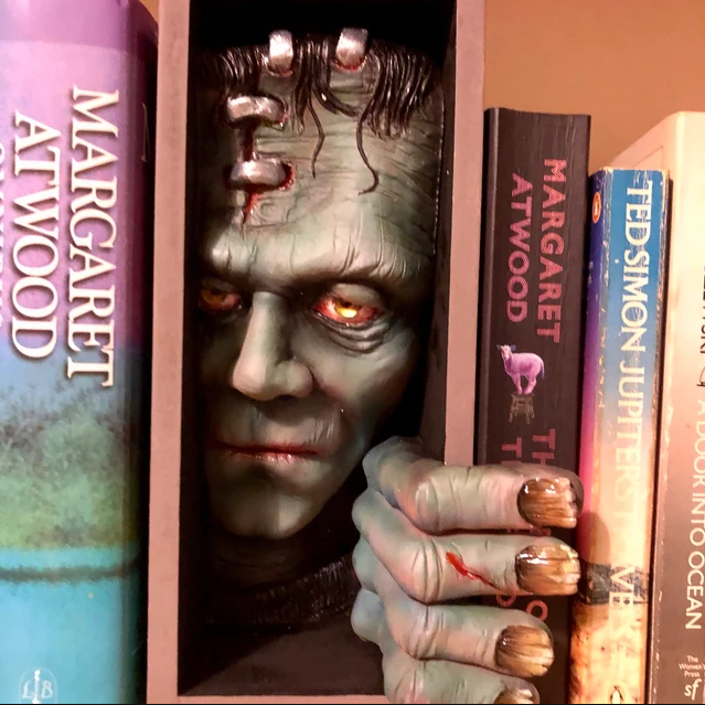 [?Buy 2 Free Shipping?]Peeping On The Bookshelf Booknook