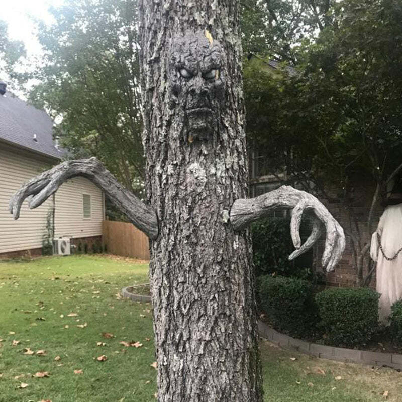 Kreative gruselige Baum-Halloween-Dekoration
